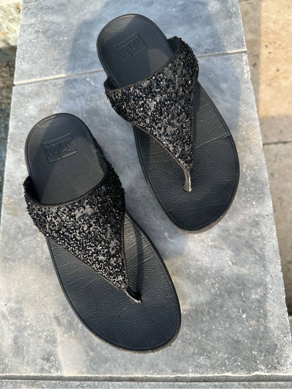 FitFlop Lulu Shimmerfoil Toe-Post - size 7 Black Sandals (Style Code: CJ2-090 )